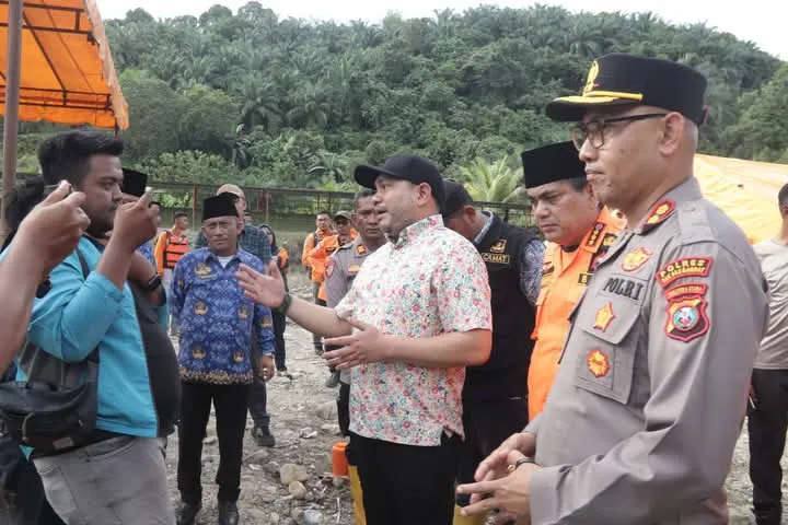 Bupati Pakpak Bharat Kunjungi Posko Pencarian Korban Kecelakaan