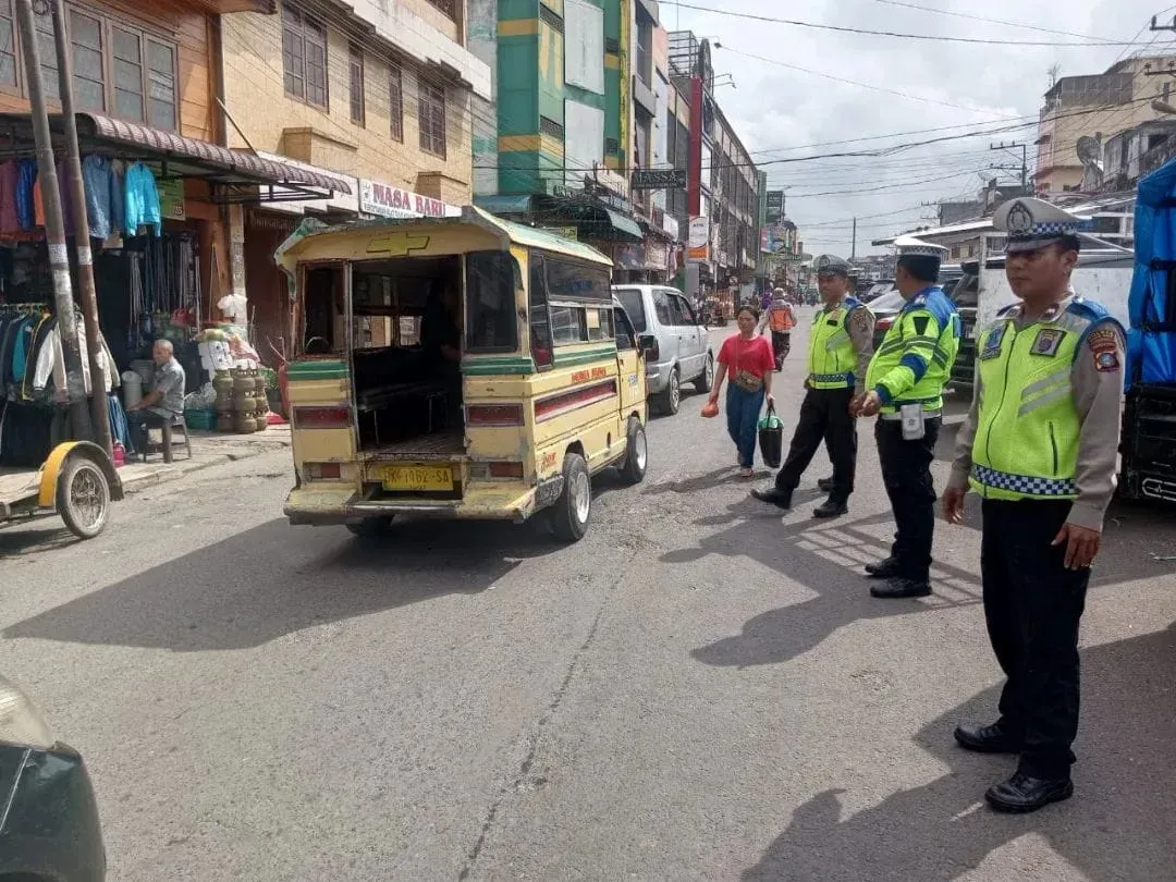 Satlantas Polres Tanah Karo Bersama Dishub Gelar Pengamanan dan Penertiban di Pusat Pasar Kabanjahe