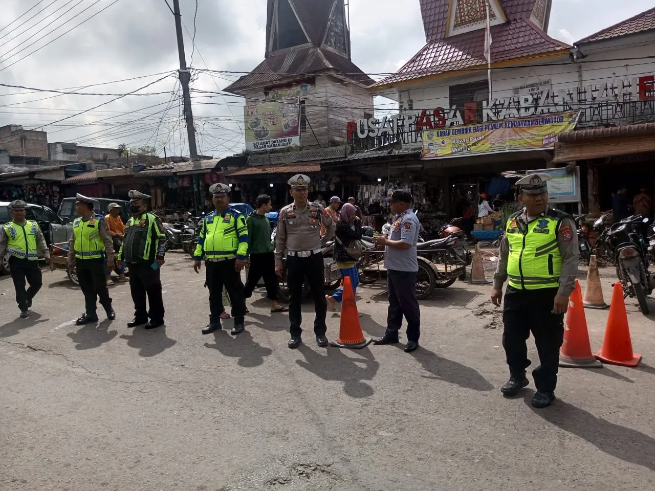 Satlantas Polres Tanah Karo Bersama Dishub Gelar Pengamanan dan Penertiban di Pusat Pasar Kabanjahe