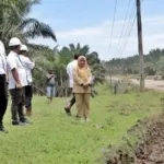 Bupati Simalungun Tinjau Kegiatan Pengerasan Jalan Penghubung Dolok Ilir ke Laras Kecamatan Bandar Huluan