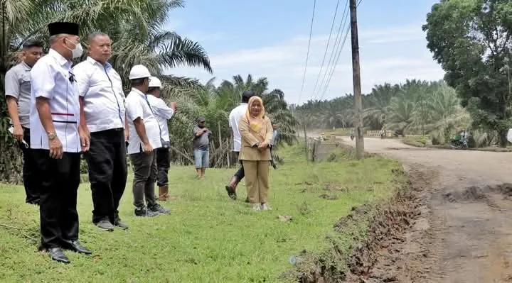 Bupati Simalungun Tinjau Kegiatan Pengerasan Jalan Penghubung Dolok Ilir ke Laras Kecamatan Bandar Huluan