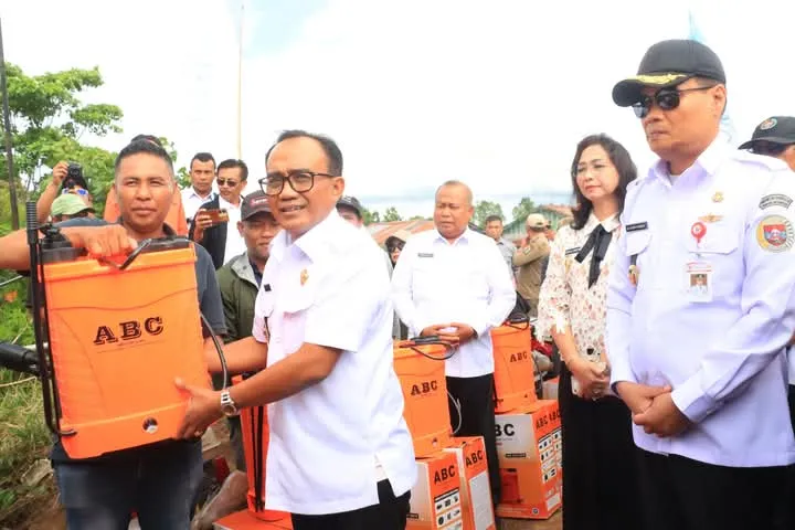 Sinergitas Terjalin Baik, Wakil Bupati Samosir Terima Bantuan Pertanian Dari Provinsi Sumut