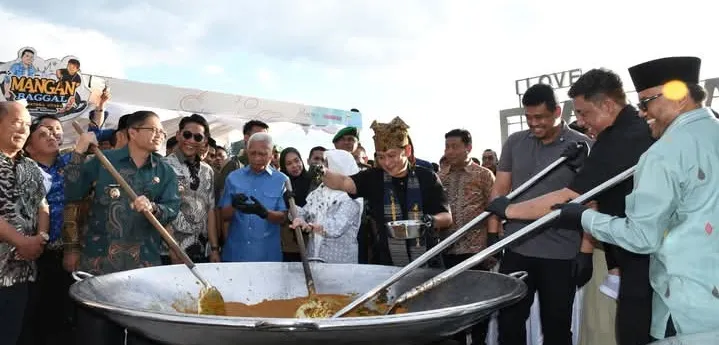 Gubernur Sumatera Utara Bersama Bupati Se-Kawasan Danau Toba Hadiri Mangan Baggal di Parapat