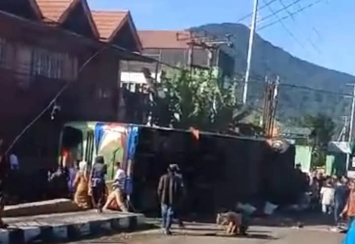 Diduga Rem Blom, Bus ALS Trayek Medan-Bekasi Terbalik di Padang Panjang, 12 Orang Meninggal Dunia