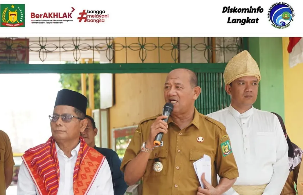 Bupati Langkat Menyerahkan Satu unit Bus Layanan Sekolah Gratis Kepada SMP Negeri 3 Stabat