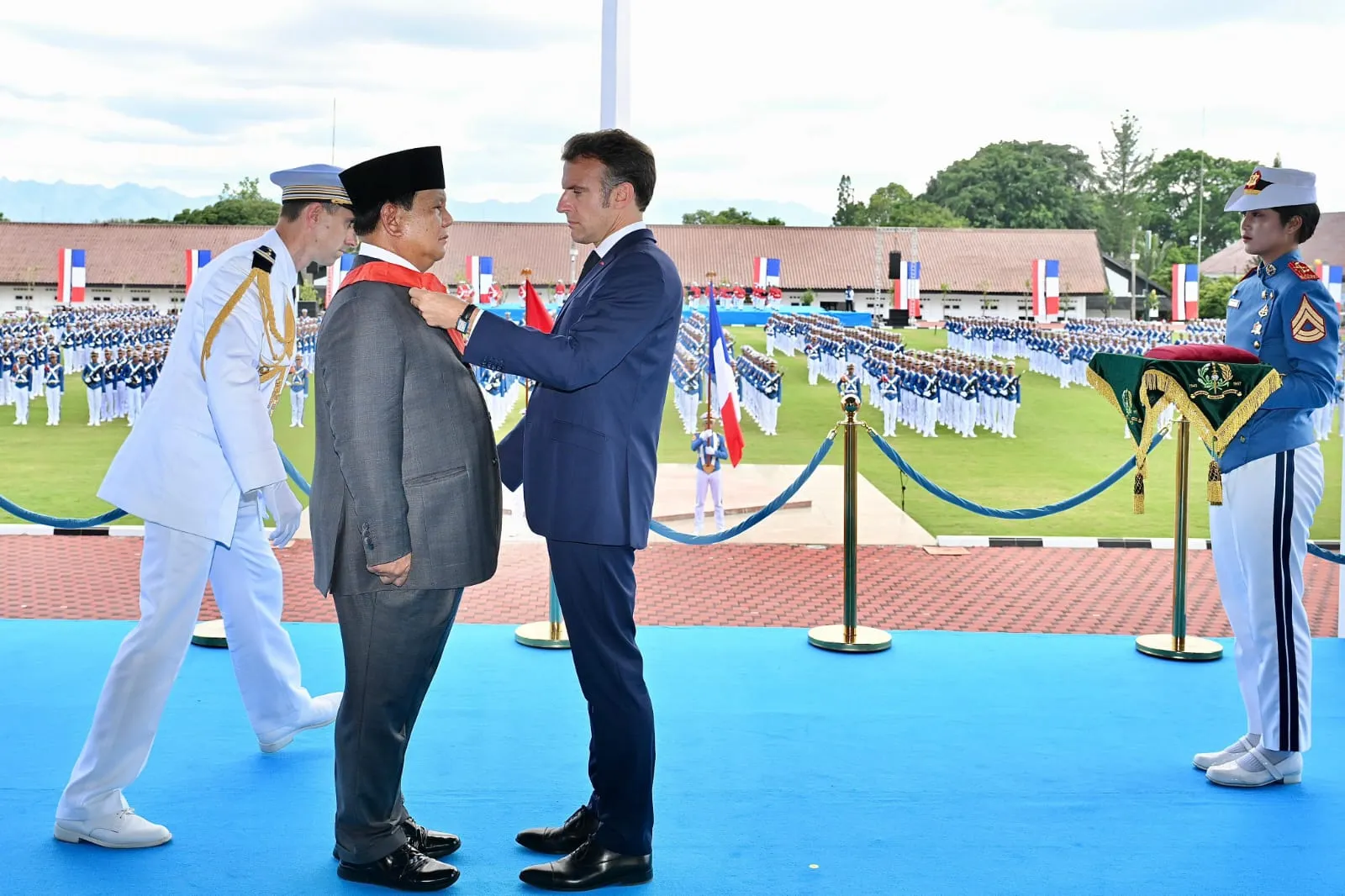 Presiden Macron Anugerahkan “Grand Croix de la Légion d’Honneur” kepada Presiden Prabowo