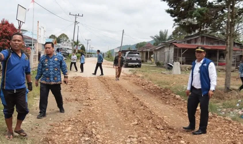 Wakil Bupati Dairi Tinjau Gotro Perbaikan Jalan