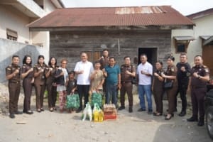 Peringati HUT PERSAJA ke-74, Kejari Karo Gelar Adhyaksa Peduli kepada Anak yang Diterlantarkan Orang Tuanya