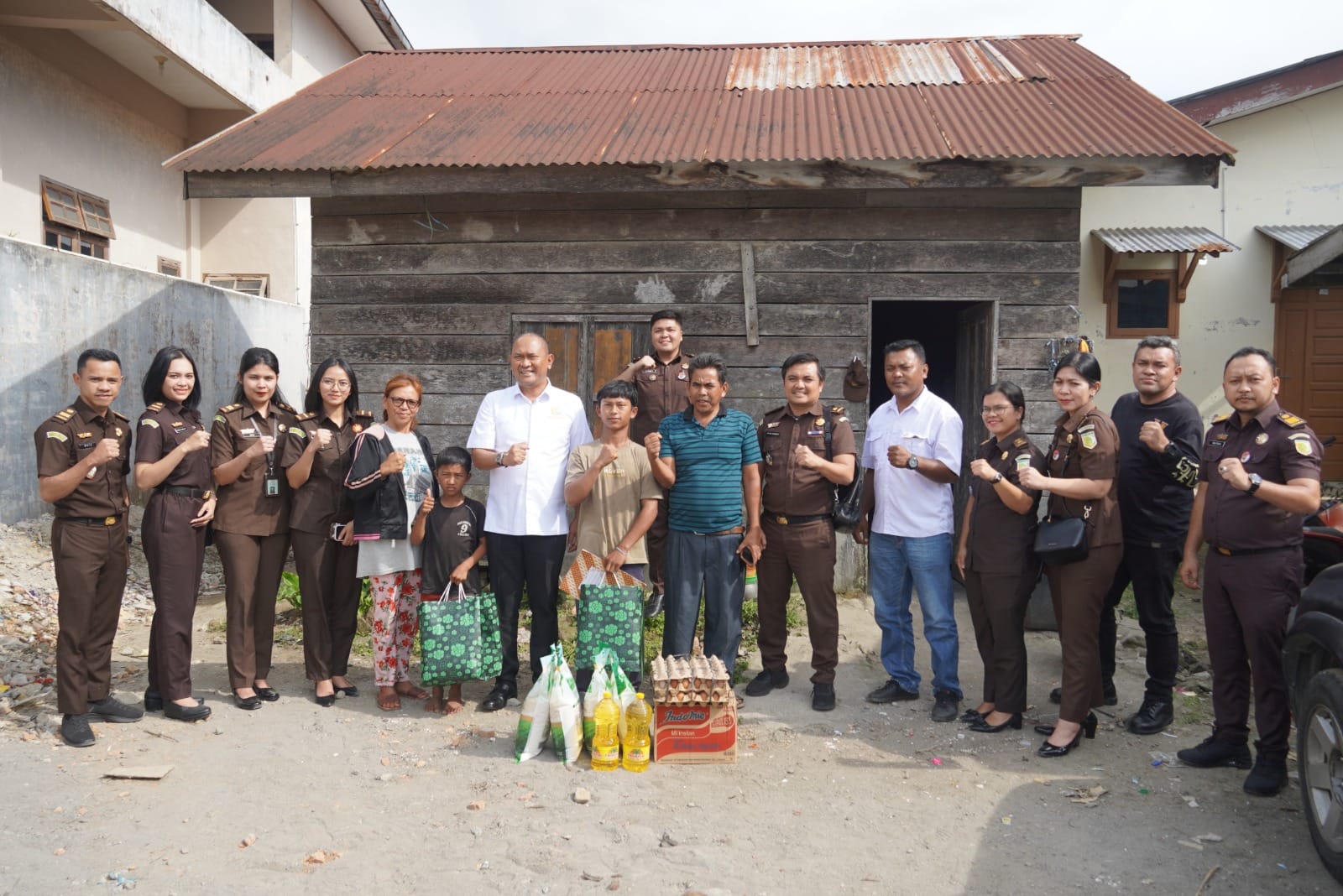 Peringati HUT PERSAJA ke-74, Kejari Karo Gelar Adhyaksa Peduli kepada Anak yang Diterlantarkan Orang Tuanya