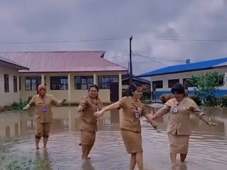 Kepala SD di Karo Dinonaktifkan Sementara Terkait Video Joget saat Banjir di Sekolah