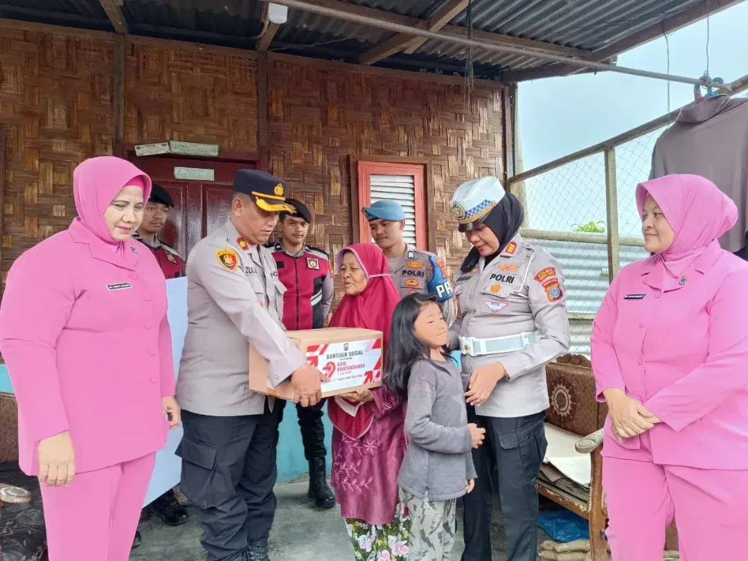 Polres Tanah Karo Serahkan Bantuan Sembako di Samura