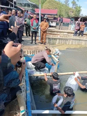 Polres Tanah Karo Dukung Penaburan 250.000 Benih Ikan Nila di Sukanalu