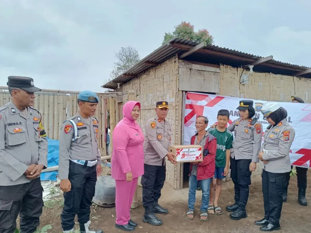 Wakapolres Tanah Karo Bersama Bhayangkari Salurkan Bantuan Sosial kepada Warga di Gung Negeri