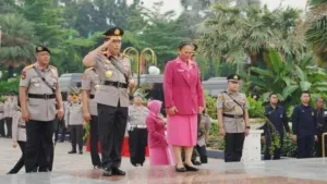 Hari Bhayangkara ke-79, Kapolri Ziarah ke Makam BJ Habibie dan Jenderal Hoegeng