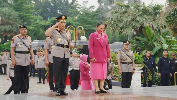 Hari Bhayangkara ke-79, Kapolri Ziarah ke Makam BJ Habibie dan Jenderal Hoegeng