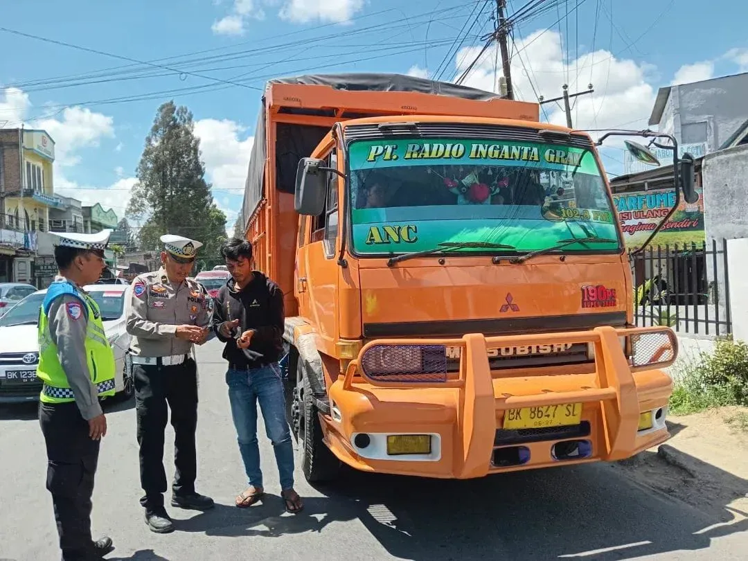 Polres Karo Sosialisasi Bahaya Kenderaan Overdimensi dan Overload di Desa Ketaren