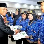 Bupati Simalungun Serahkan SK dan Lantik 1.068 PPK, Minta Tingkatkan Disiplin Kerja dan Pelayanan Kepada Masyarakat
