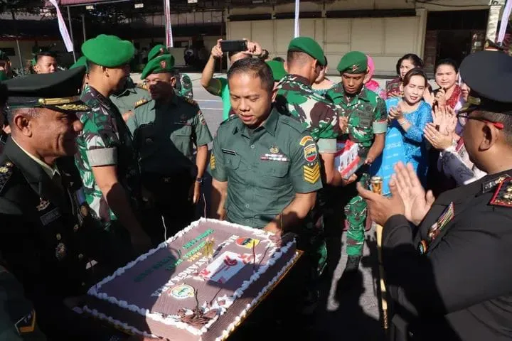 Kodim 0205 TK, Yonif 125 SMB dan Kejari Karo Beri Kejutan Kue Ulang Tahun ke Polres Tanah Karo