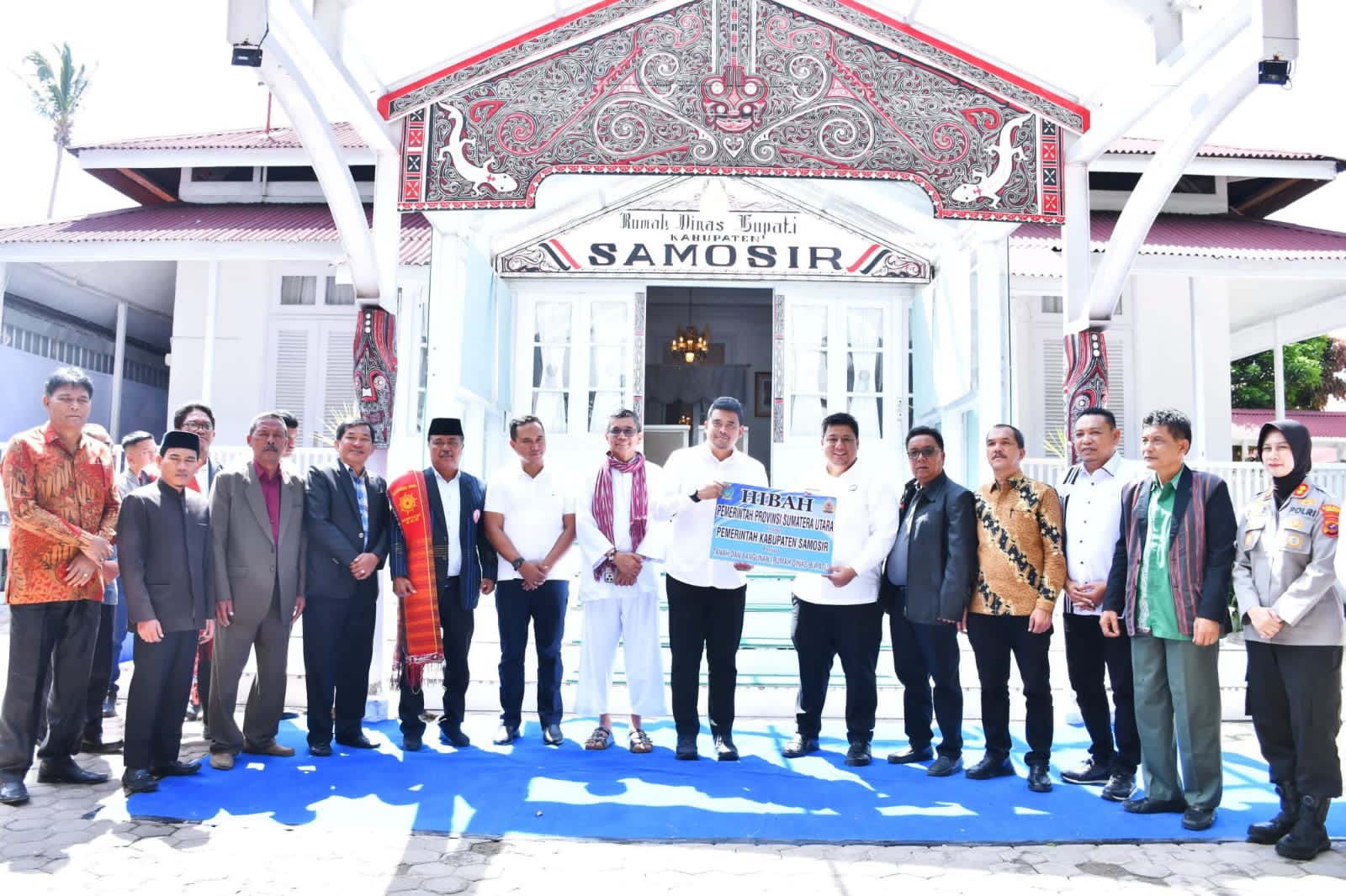 Gubsu Bobby Nasution Serahkan Aset Rumah Dinas Bupati kepada Pemkab Samosir