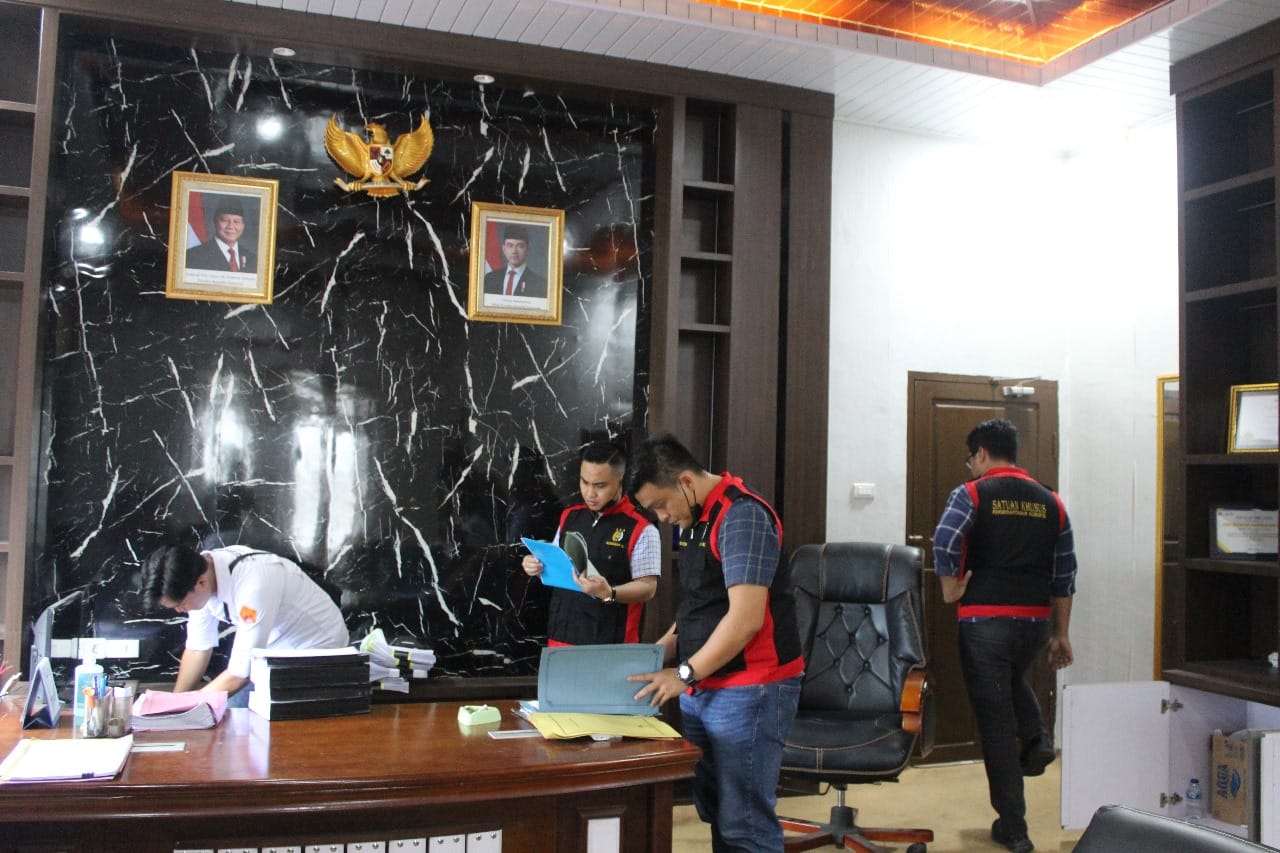 Dugaan Korupsi, Kejari Gunungsitoli Geledah Ruangan Kadis, Sekdis dan Arsip Nias Dinkes Barat
