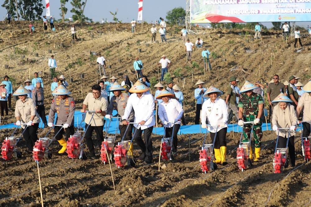Kapolri Bersama Gubernur Jateng Tanam Jagung Dukung Program Swasembada Pangan