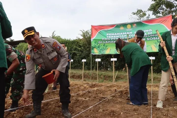 Polres Tanah Karo Tanam Jagung Serentak di Rumka Kabanjahe