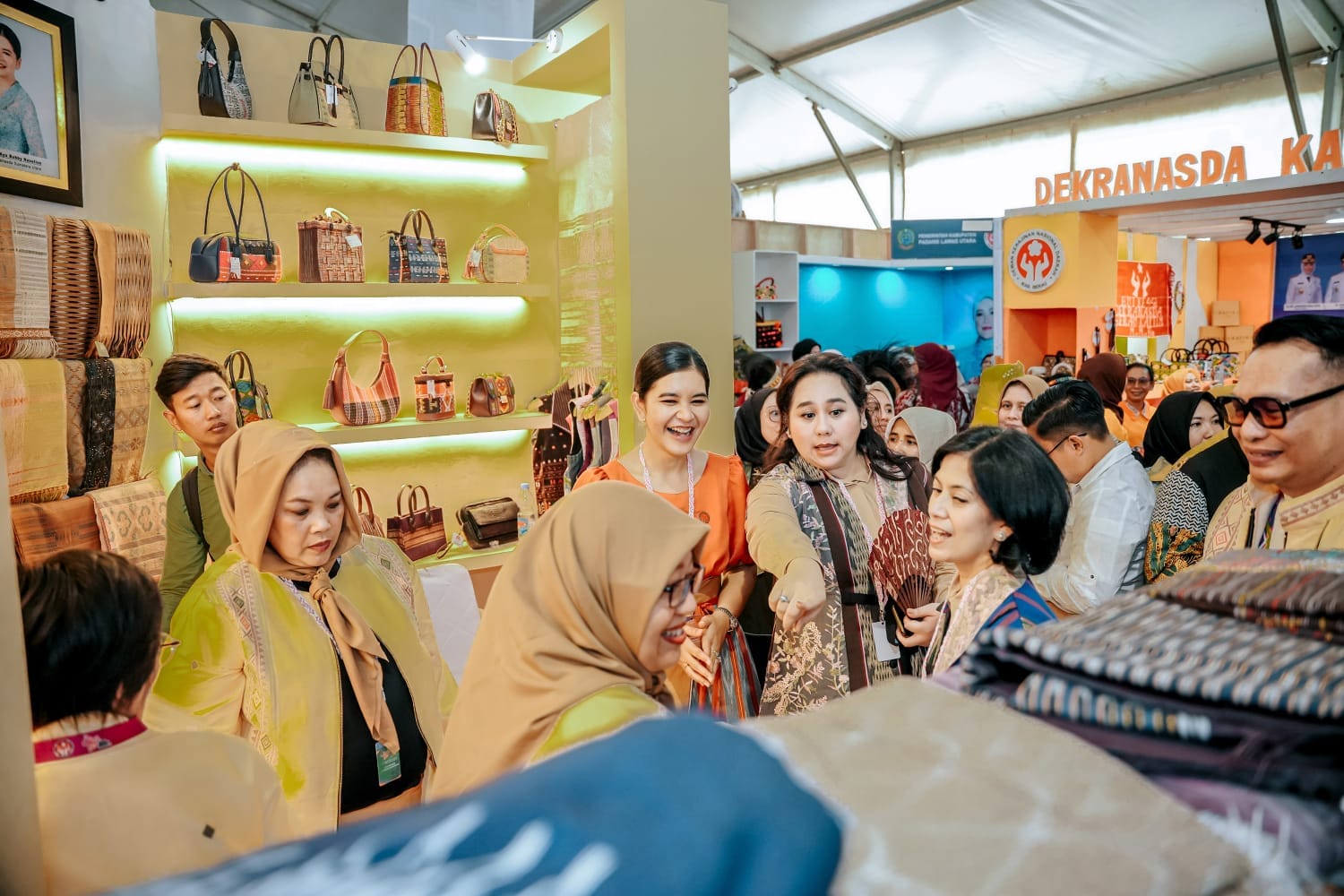 HUT ke-45 Dekranas di Balikpapan, Sumut Pamerkan Songket, Baju Motif Khas Daerah