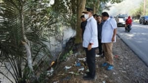 Bupati Taput Tinjau Kebakaran Lahan, Diduga Terbakar Akibat Puntung Rokok