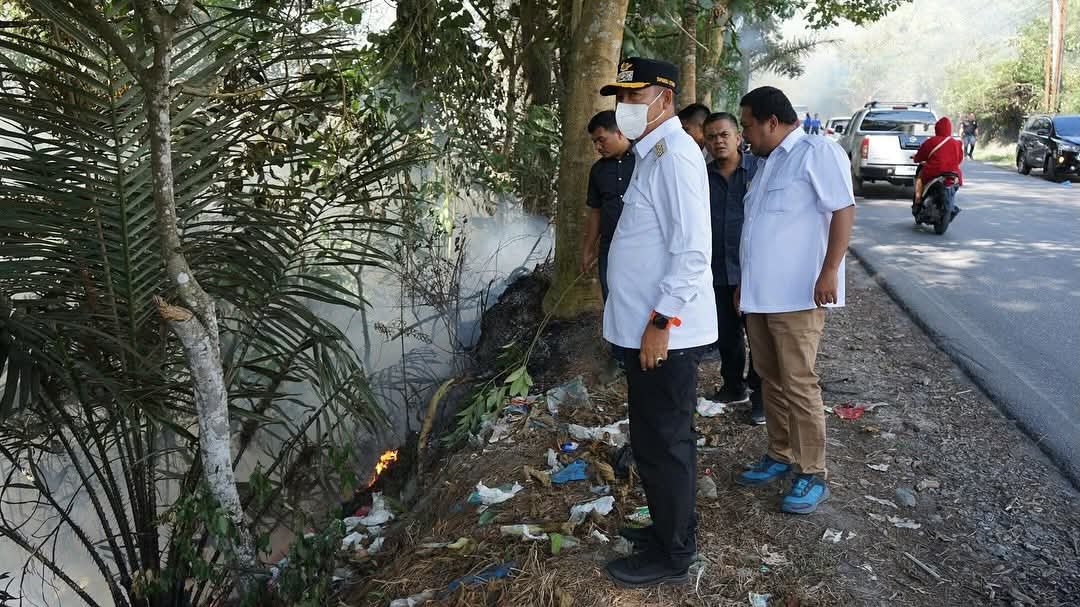 Bupati Taput Tinjau Kebakaran Lahan, Diduga Terbakar Akibat Puntung Rokok