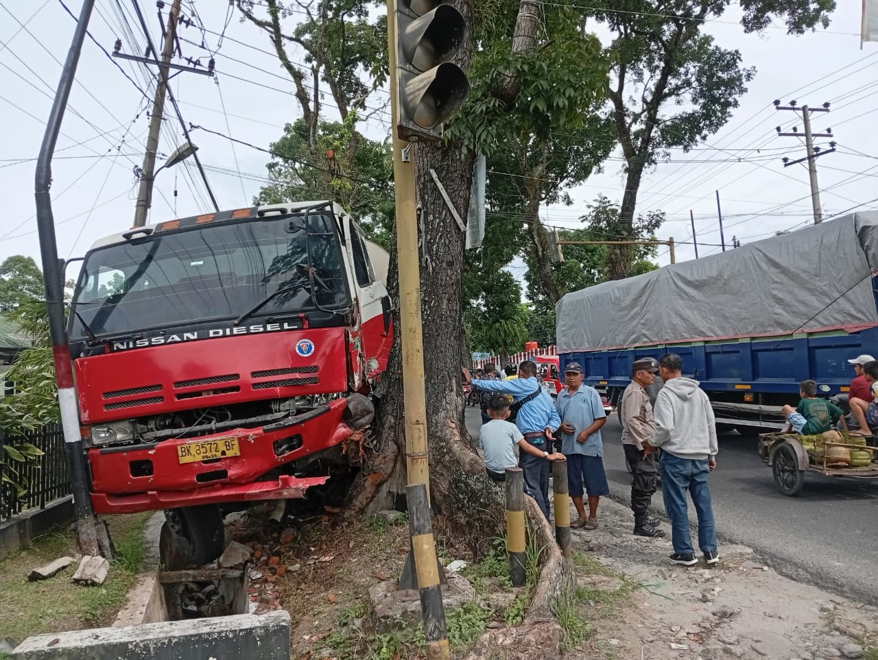 Diduga Rem Blong, Truk Tangki Bermuatan Minyak Tabrak Pengendara Sepeda Motor