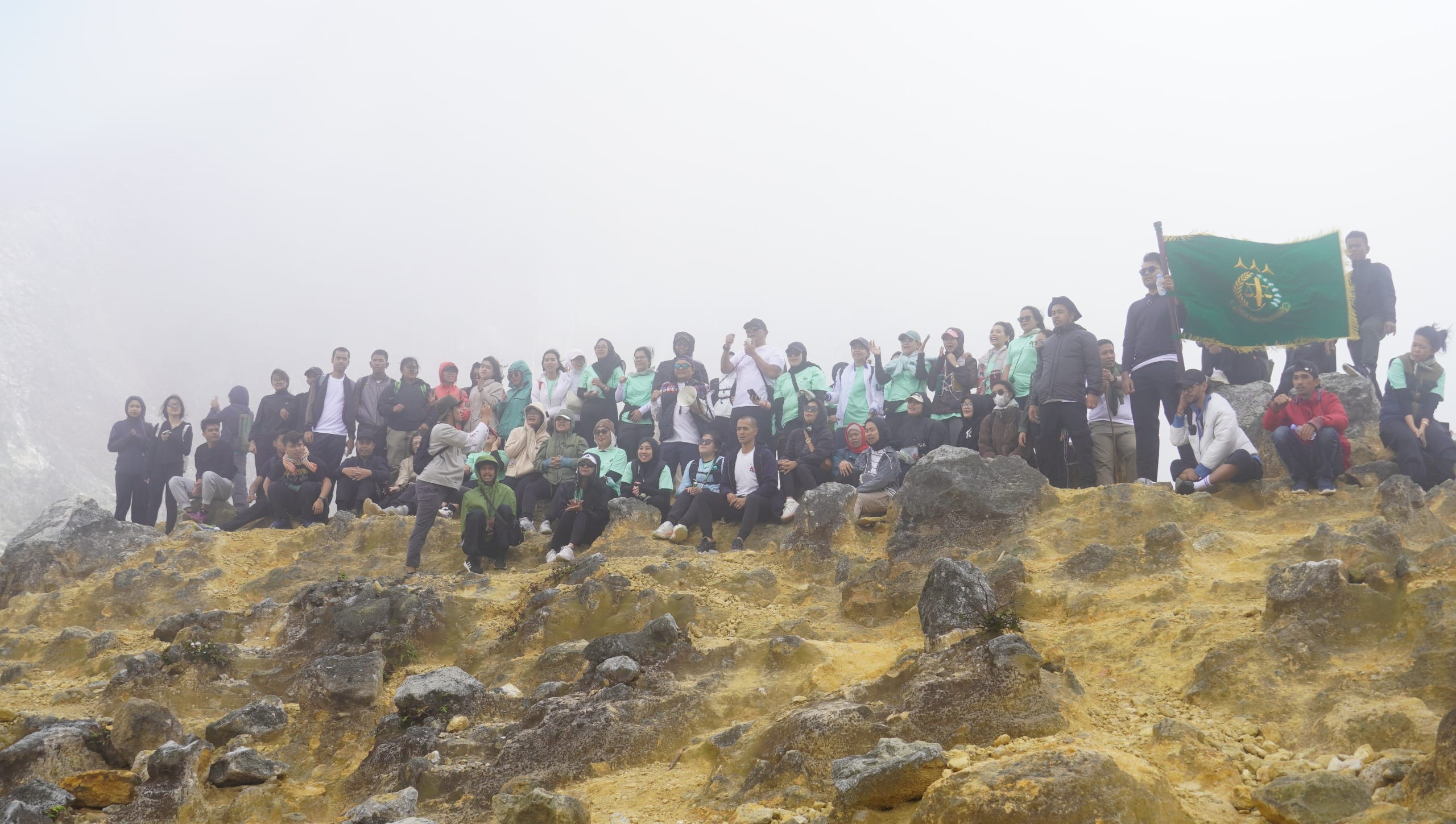 Peringati HBA ke-65 dan HUT IAD ke-XXV, Kejari Karo Gelar Adhyaksa Fun Hiking ke Gunung Sibayak