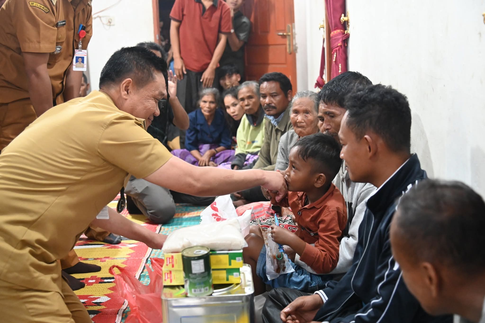 Bupati Serahkan Bantuan untuk Korban Kebakaran di Desa Parsingguran II
