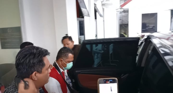 KENAKAN ROMPI : Kadis Perhubungan Julham Situmorang tampak mengenakan rompi tahanan berjalan digiring petugas keluar dari dalam ruangan kejaksaan menuju mobil yang terparkir di kantor Kejari Pematangsiantar, Senin (28/7/2025) sore. (Foto/Dok/Ist)