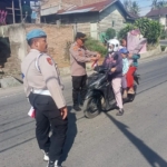 Sambut HUT Ke-80 RI, Polsek Tigabinanga Bagikan Bendera Merah Putih