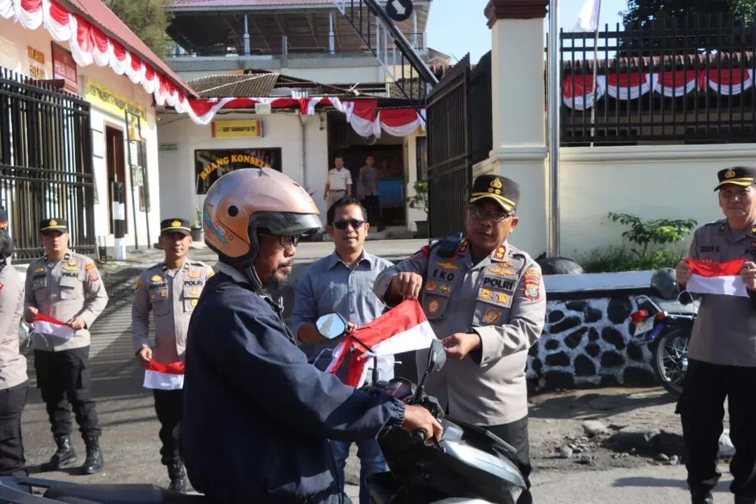 Kapolres Tanah Karo dan PJU Bagikan Bendera Merah Putih kepada Pengendara