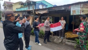 Sambut HUT Ke-80 RI, Polsek Tigapanah Bersama Forkopimcam Dolatrakyat Bagikan Bendera Merah Putih