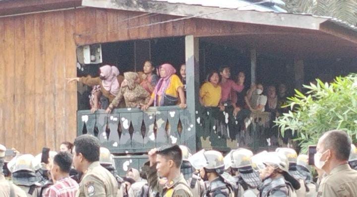 Hari Kedua Pembongkaran Diskotik Marcopolo Dihadang Emak-Emak, Mohon Rumahnya Tidak Dihancurkan