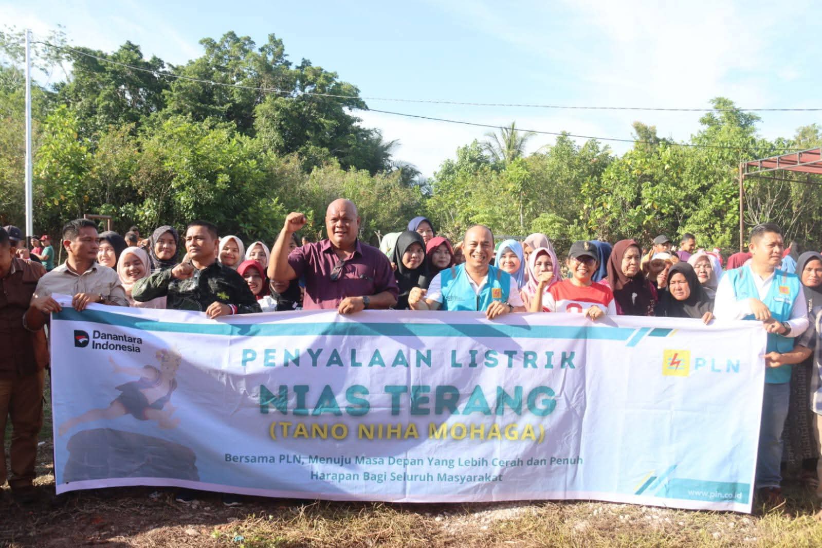 Kado HUT ke-80 RI, Pemasangan Instalasi Jaringan Listrik Dusun 1 Durezouliho Lahewa Timur Diresmikan