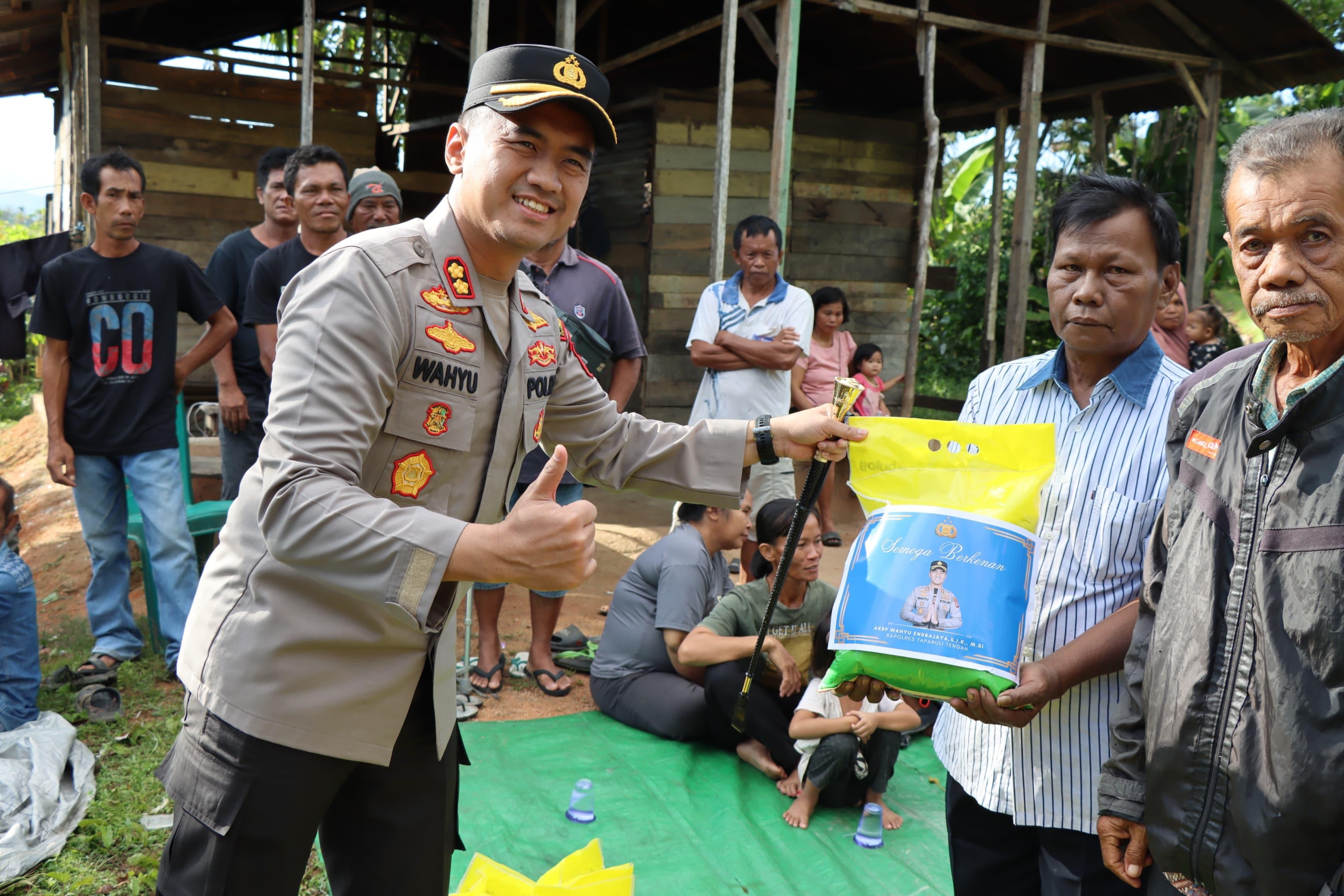 Kapolres Tapteng Gelar Baksos kepada Warga Miskin