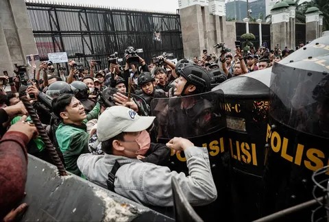 Aksi Demo DPR 25 Agustus Tuntut Bubarkan DPR, Massa Bentrok dengan Aparat