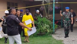 Oknum Anggota TNI Bunuh Istri, Diteriaki Warga Saat Gelar Rekonstruksi