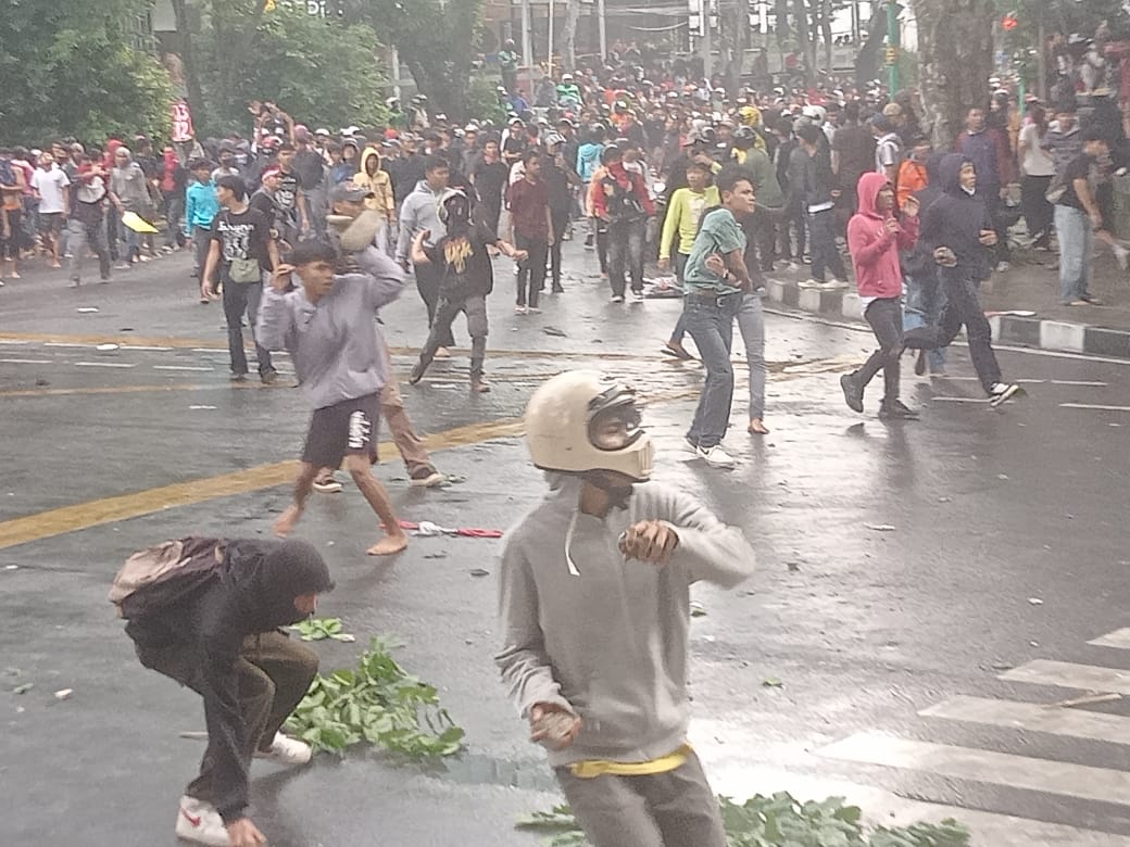 Demo di Depan DPRD Sumut Ricuh Polisi Dilempari Batu, Sejumlah Provokator Diamankan