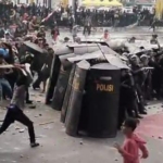 Pendemo Pukuli Polisi Bertameng di Demo DPRD Sumut