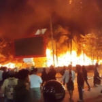 Gedung DPRD Makassar Dibakar, Dua Orang Tewas Terjebak dan Beberapa Unit Mobil Terbakar