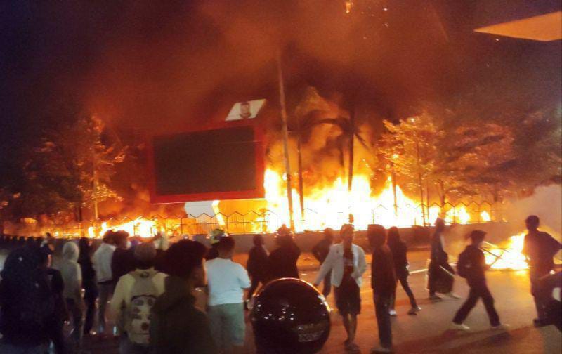 Gedung DPRD Makassar Dibakar, Dua Orang Tewas Terjebak dan Beberapa Unit Mobil Terbakar