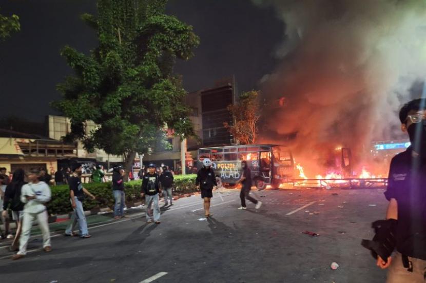 Massa Bakar Dua Bus Polisi di Markas Gegana Jakarta Pusat