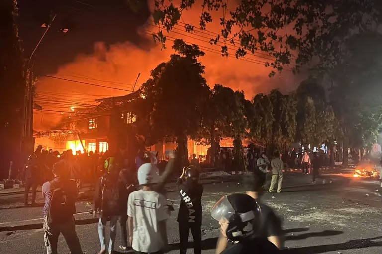 Usai Bakar Kendaraan di Sekitar Mapolres, Massa Bakar Gedung DPRD Kota Kediri