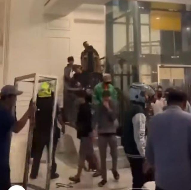 Rumah Anggota DPR Eko Patrio Didatangi Massa, Barang-Barang Dibawa Kabur