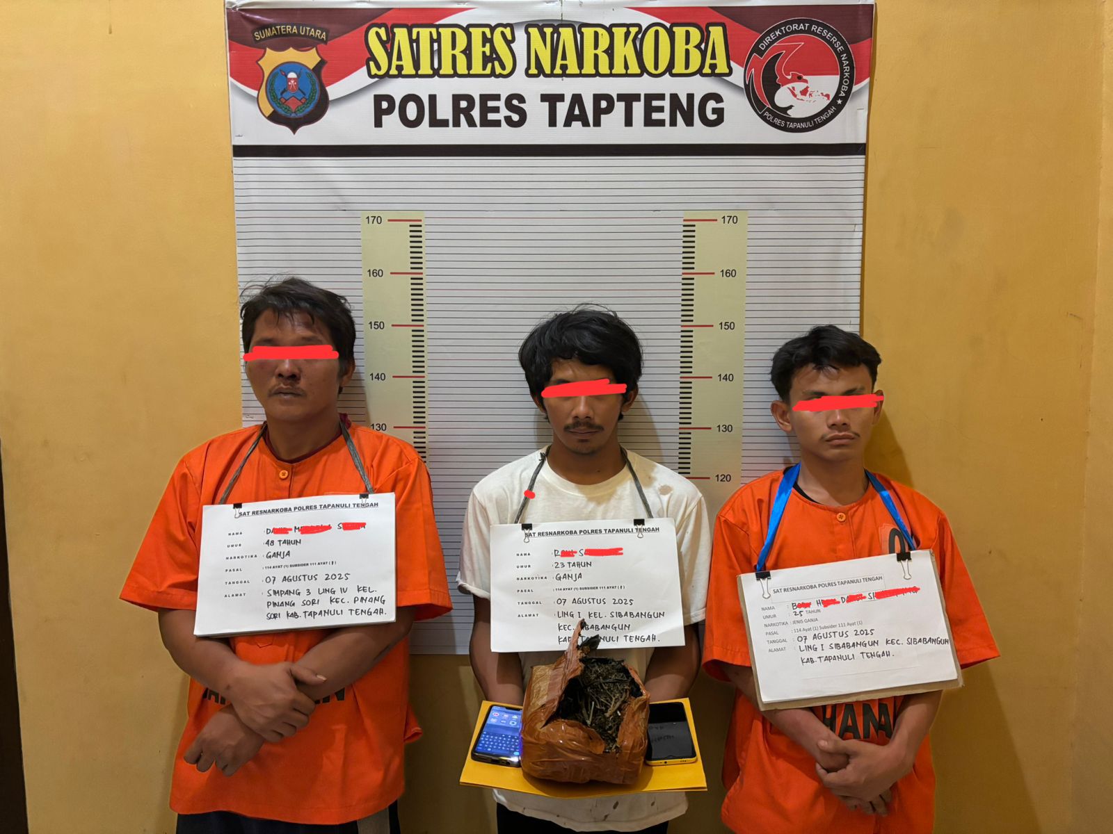 TERSANGKA: Tiga terduga pengedar ganja diamankan Satresnarkoba Tapteng, Rabu, (6/8/2025). (Foto: Humas Polres Tapteng).