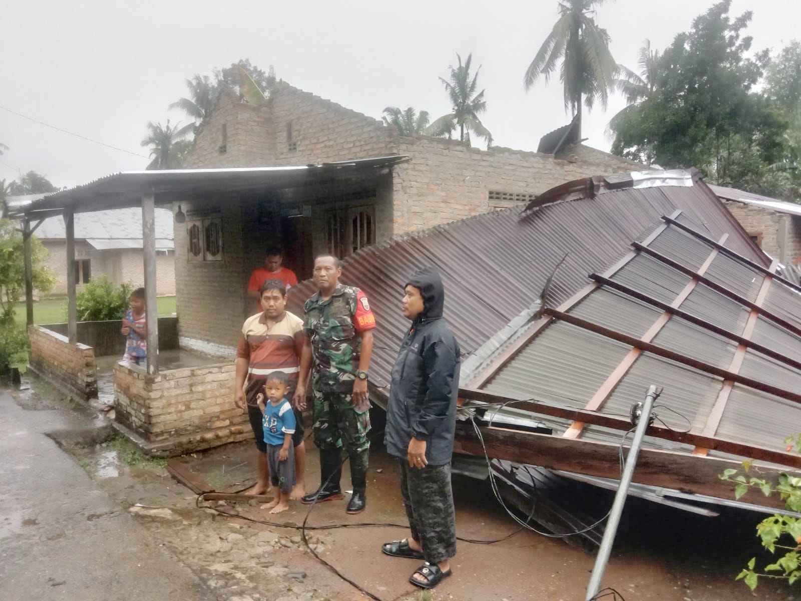 Belasan Rumah Rusak Akibat Angin Kencang di Galang
